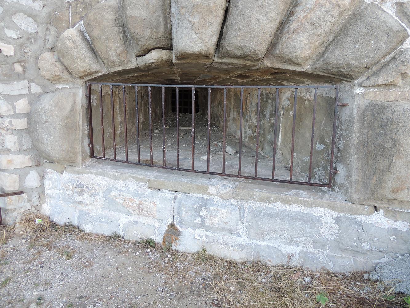 19 Un trou de la tour Royale.JPG -           